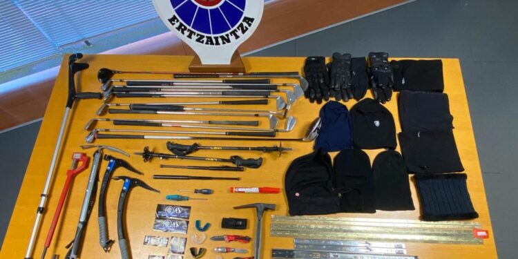 La Ertzaintza identifica a ultras de la Real Sociedad y del PSG con bastones de golf, piolets y otro material para pelearse