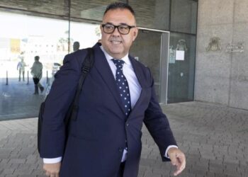El exdirector del servicio canario de Salud se acoge a su derecho a no declarar en el Senado por estar investigado