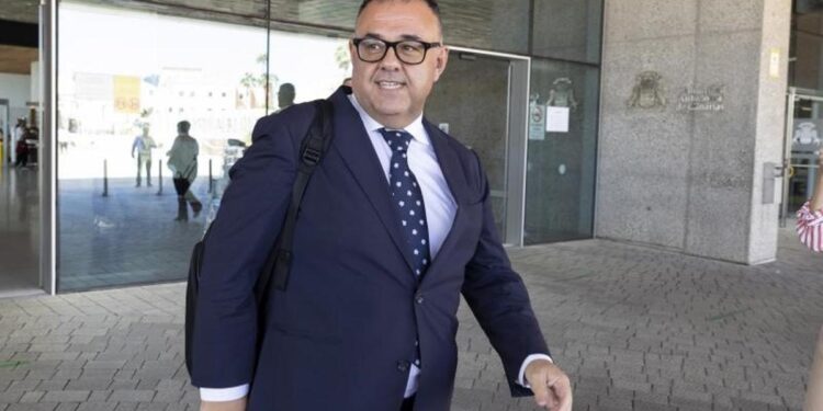 El exdirector del servicio canario de Salud se acoge a su derecho a no declarar en el Senado por estar investigado