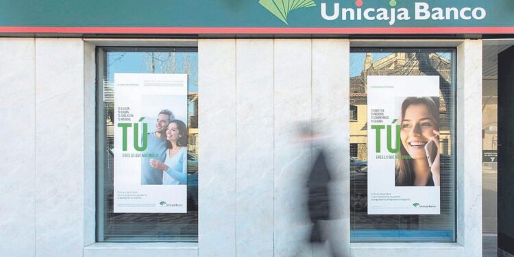 Estafó 172.000 euros a la Seguridad Social haciéndose pasar por su padrastro muerto y Unicaja deberá pagar ahora su multa