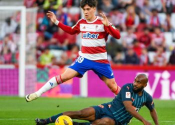 Almeida decide en Granada y coloca al Valencia en el séptimo puesto de la clasificación