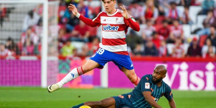 Almeida decide en Granada y coloca al Valencia en el séptimo puesto de la clasificación