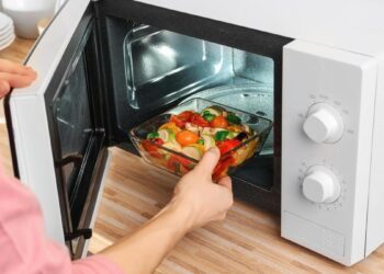 Hora de limpiar el microondas: hazlo en menos de diez minutos con este truco instantáneo