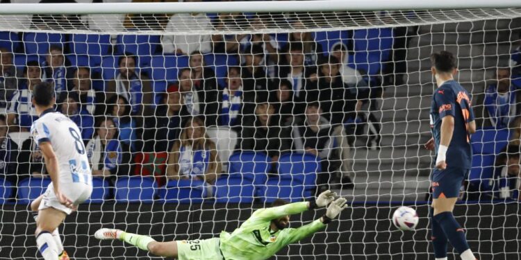 La Real Sociedad se mete matemáticamente en Europa derrotando al Valencia