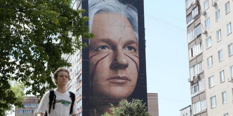 La celebración domina las reacciones políticas al acuerdo por el que Assange quedará en libertad