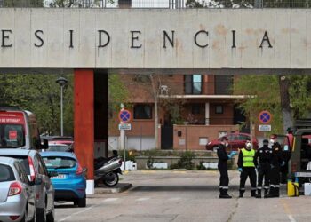 Sindicatos y geriatras piden duplicar las plantillas de las residencias de mayores en Madrid: ‘Es imposible tratar bien a quienes viven en ellas’