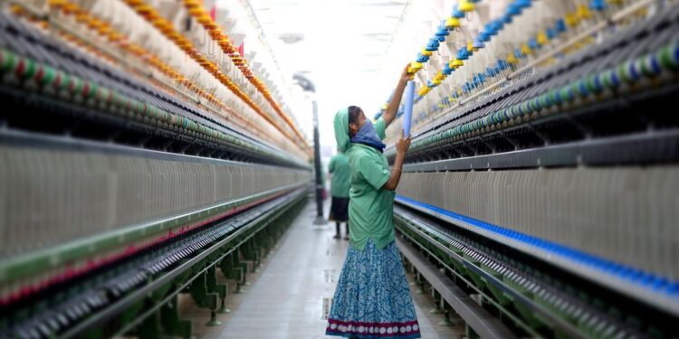 La vida de unas bragas y quienes las fabrican: un documental muestra el lado oscuro de la industria textil