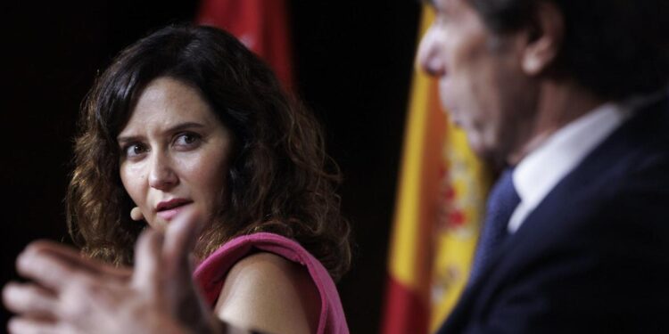 La estrategia de Ayuso contra el Gobierno choca con el TC: cuatro de los seis recursos han sido rechazados