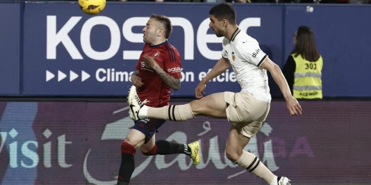 El Valencia recupera la séptima plaza y Budimir falla un penalti en el 97