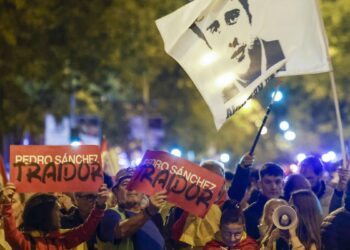 La decimoséptima noche de protestas ante la sede del PSOE de Ferraz termina sin incidentes