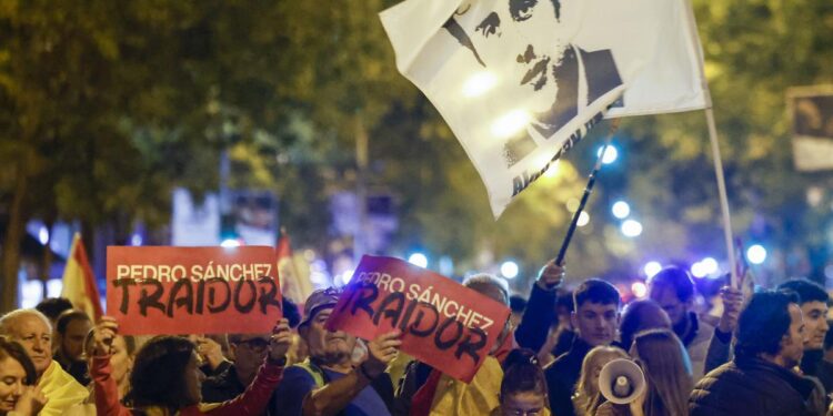 La decimoséptima noche de protestas ante la sede del PSOE de Ferraz termina sin incidentes