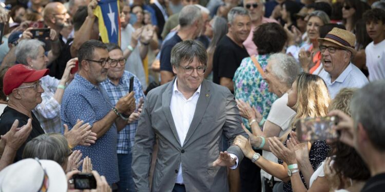 Puigdemont busca echar con su vuelta la última madera en un tren del procés a punto de descarrilar