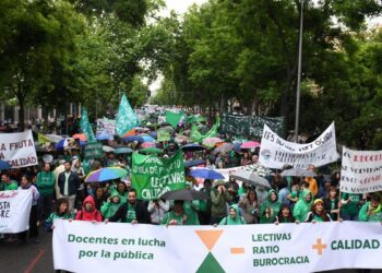 Miles de manifestantes desafían a la lluvia en Madrid para exigir mejores condiciones en la educación pública