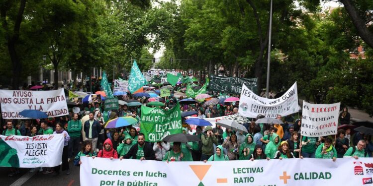 Miles de manifestantes desafían a la lluvia en Madrid para exigir mejores condiciones en la educación pública