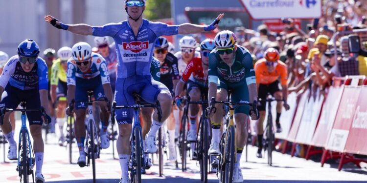 Van Aert honra a la Vuelta al vestirse de líder en Portugal