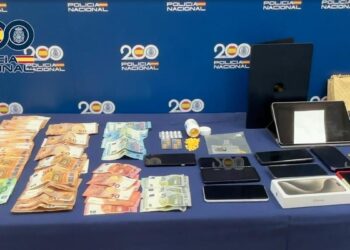 Seducían a hombres en Tinder, los drogaban y se iban de compras con sus tarjetas: cae una banda que robaba con el ‘beso del sueño’