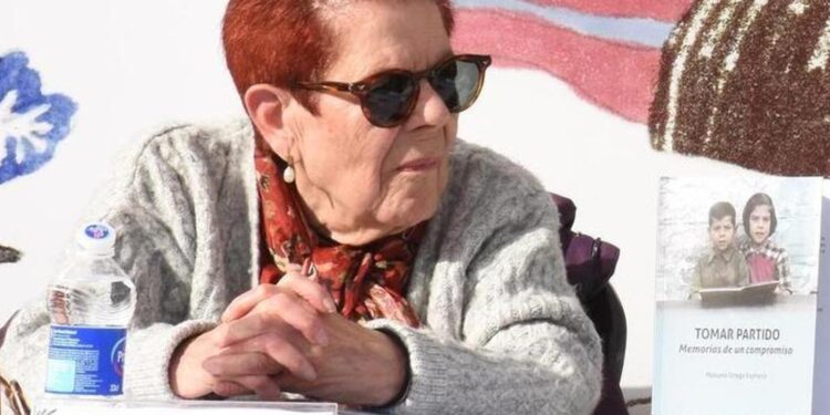 Pasaportes falsos, mensajes encriptados, maletas con doble fondo… Un libro recoge las memorias de una ‘mensajera’ del PCE