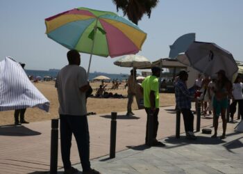 La cuarta ola de calor arrasa en España: mapa de alertas amarillas y naranjas de la AEMET