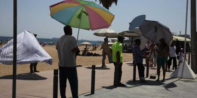 La cuarta ola de calor arrasa en España: mapa de alertas amarillas y naranjas de la AEMET