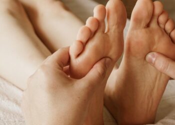 Cuatro enfermedades que puedes detectar tú mismo mirándote los pies