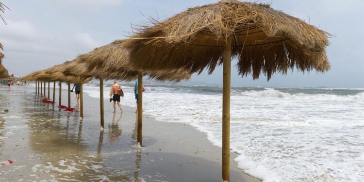 Calor, olas y tormentas activan hoy los avisos en una decena de provincias, con Mallorca en nivel rojo por lluvias