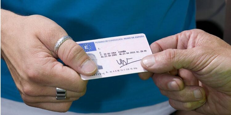 Venta de puntos del carnet de conducir por Wallapop y Milanuncios: ‘Decimos que conducía yo y me los quitan a mí’