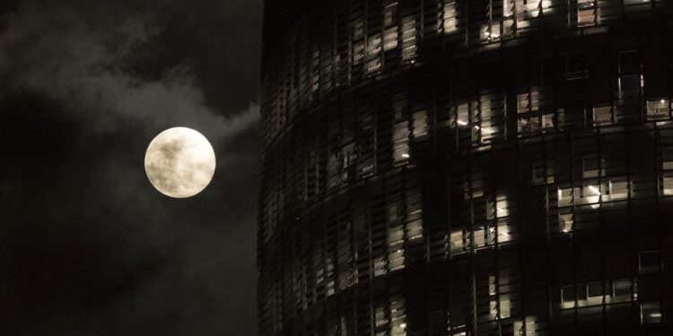 Superluna de agosto 2024: cuándo es y donde podrá verse en España
