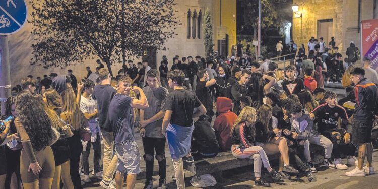 Barcelona impone más de 1.100 multas por promocionar ‘rutas de borrachera’ desde 2022