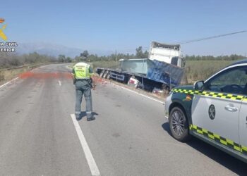Un camionero bebido sufre un accidente con una carga de 22.000 kilos de tomates en Tiétar