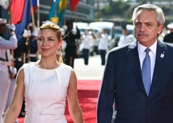 Milei saca partido de las impactantes denuncias por violencia de género de su antecesor Alberto Fernández