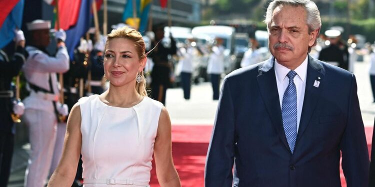 Milei saca partido de las impactantes denuncias por violencia de género de su antecesor Alberto Fernández