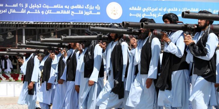 Represión, pobreza y aislamiento: los talibanes celebran tres años en el poder en Afganistán