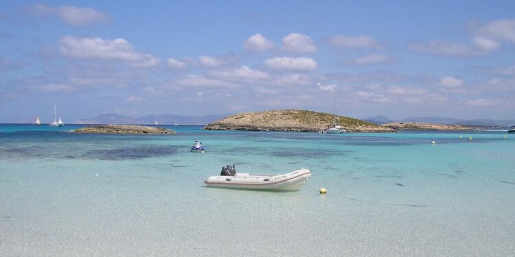Cinco playas sin salir de España para perderse este verano