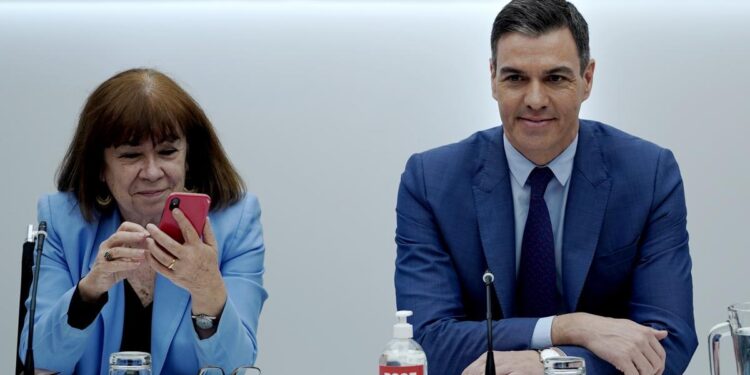 La presidenta del PSOE cierra filas con el Gobierno y apunta a que la negociación con Cataluña se ampliará a otras comunidades