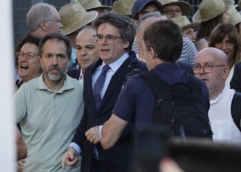 Puigdemont desaparece tras su discurso y los líderes de Junts se desplazan en comitiva al Parlament