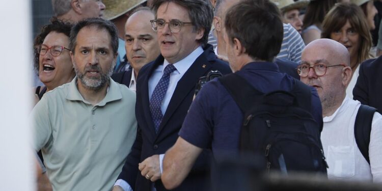 Puigdemont desaparece tras su discurso y los líderes de Junts se desplazan en comitiva al Parlament