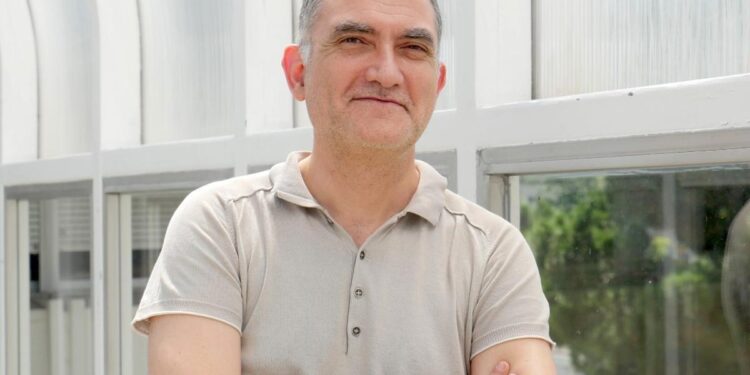 Joan Miquel Verd, investigador: ‘Si un joven lleva 10 años sirviendo copas, tiene muy complicado dar el salto laboral aunque sea universitario’