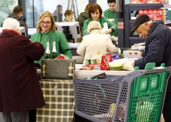 Los ingresos reales de las familias españolas crecen un 20% en la última década