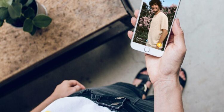 Fotos, descripción y ortografía: consejos para triunfar en tu perfil de Tinder, Bumble (o cualquier otra app)
