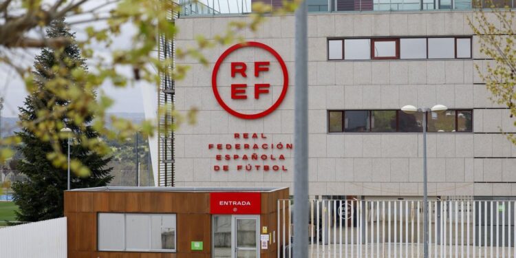 FIFA y UEFA revisarán si la Comisión de Supervisión puede afectar a la independencia de la RFEF