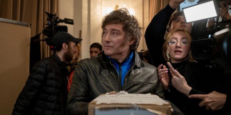 El ultraderechista Javier Milei se convierte en un huracán electoral en Argentina