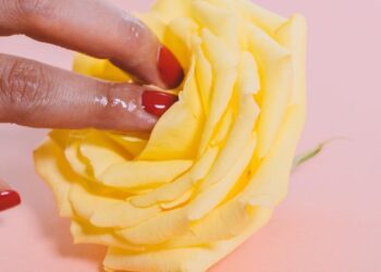 Vulvas ‘perfectas’ a golpe de mascarilla: la tendencia de ‘autocuidado’ íntimo que no convence a los expertos