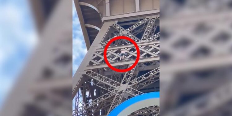 Detenido un hombre que escalaba la Torre Eiffel, cerrada temporalmente por precaución