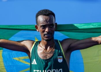 Tola, de estar fuera de los Juegos a reinar en el fallido duelo Kipchoge-Bekele