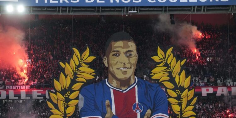Mbappé se despide de París como un héroe para los ultras del PSG