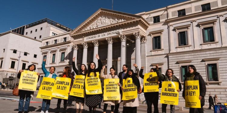 Sanitarios migrantes claman por el atasco en las homologaciones: ‘Solo queremos trabajar y no nos dejan’