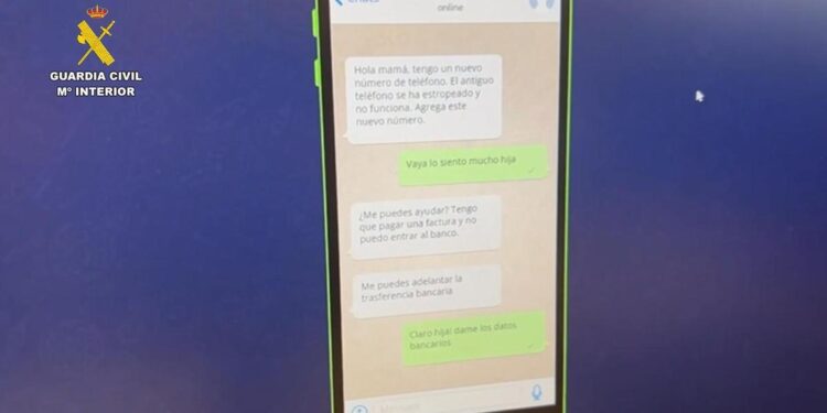 La estafa del hijo en apuros por WhatsApp: la Guardia Civil desmantela 16 grupos que actuaron con 320 víctimas