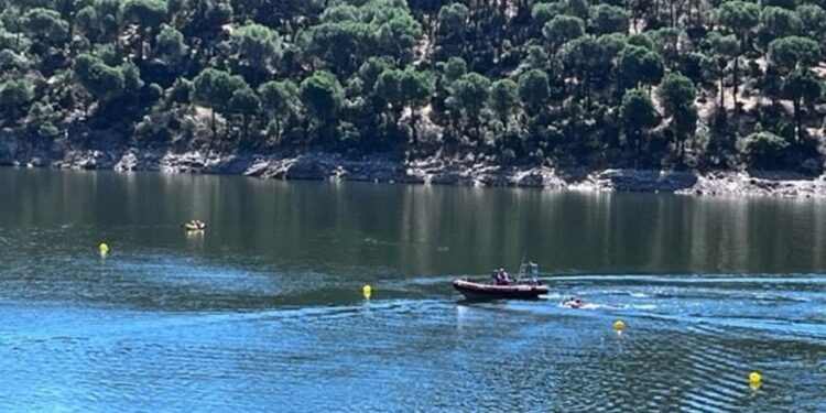 Los buzos de la Guardia Civil se retiran de la búsqueda de un hombre en el Pantano de San Juan (Madrid)