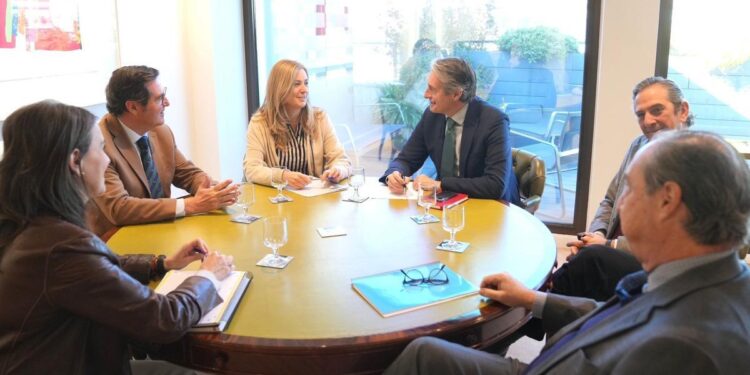 El Gobierno sitúa a Garamendi en la órbita de Feijóo: ‘Sólo se hace fotos con el PP’