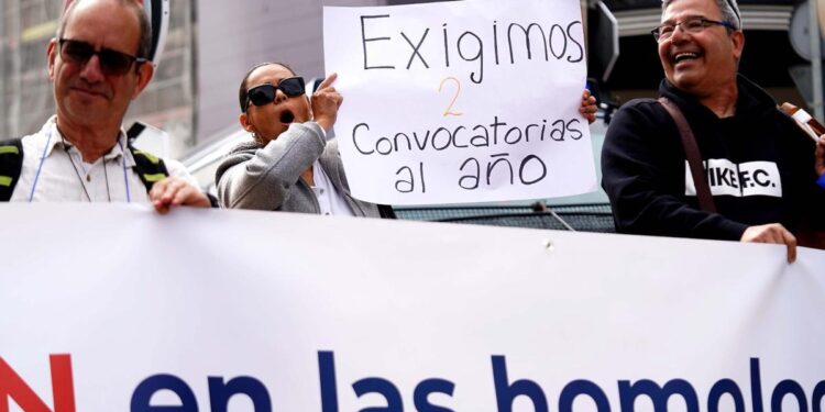 El parón de las homologaciones de títulos en el País Vasco enciende a los extracomunitarios: ‘Es discriminación’